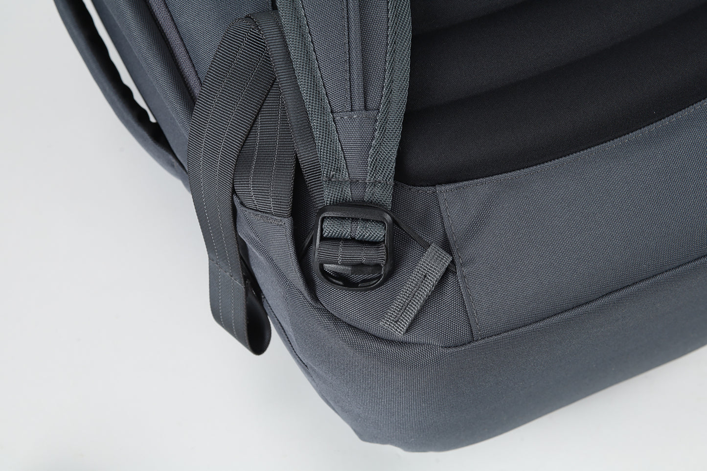 Nitro Nikuro Traveler 32 L Rucksack mit 17 Zoll Laptopfach GRAPHITE (Grau)