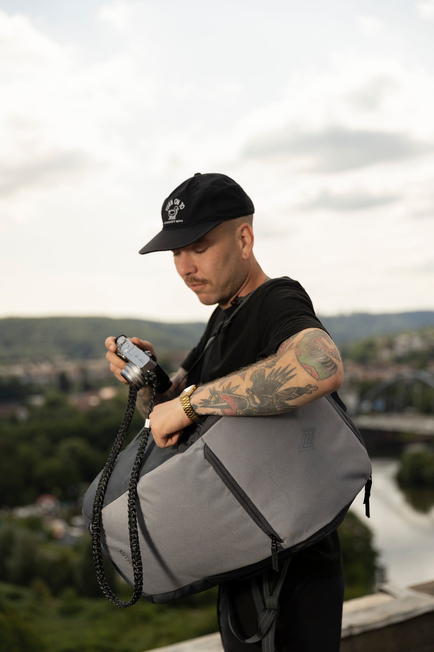 Nitro Nikuro Traveler 32 L Rucksack mit 17 Zoll Laptopfach GRAPHITE (Grau)
