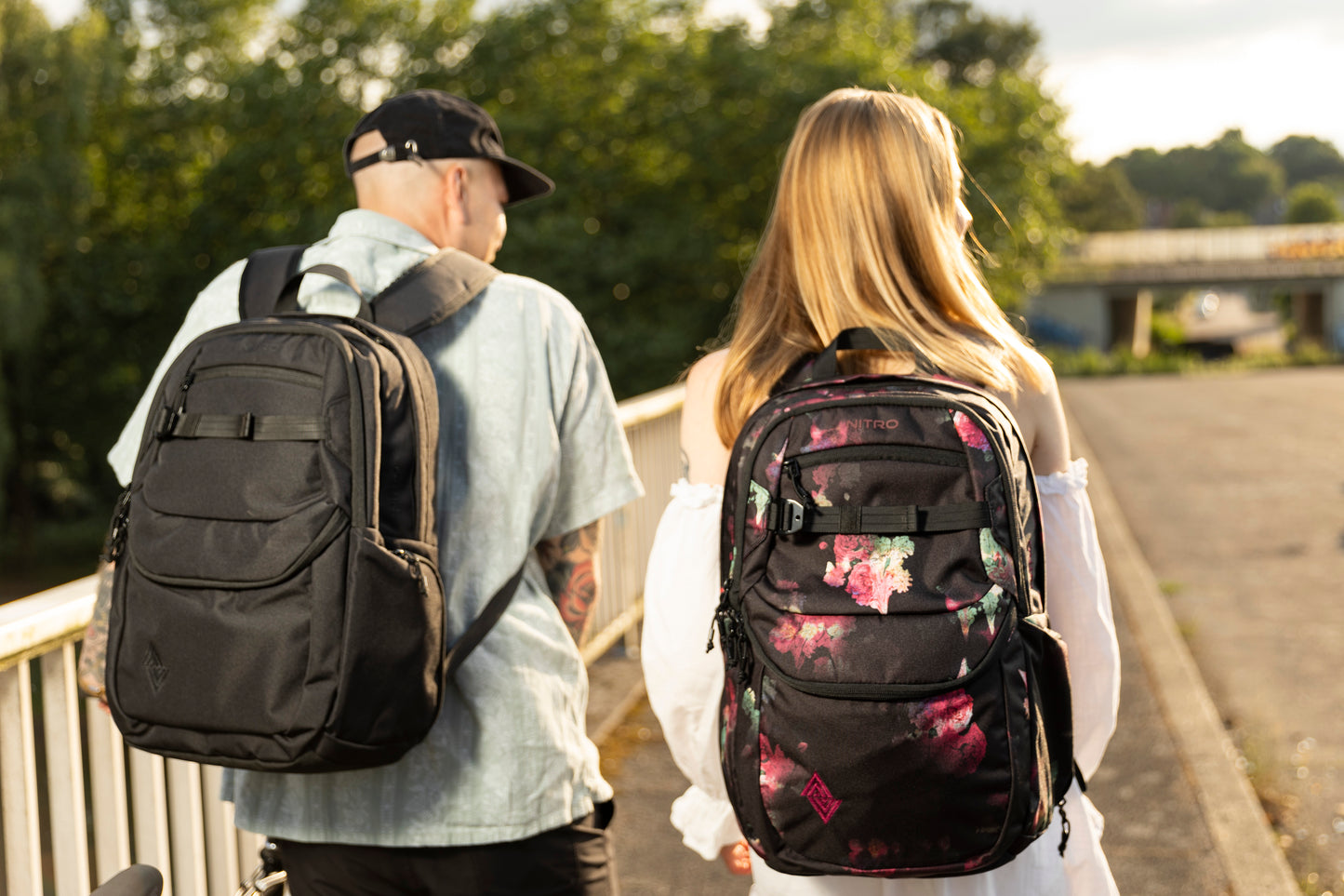 Nitro Future Hero 37 Liter Rucksack BLACK ROSE (Blumen) Daypack mit 17 Zoll Laptopfach