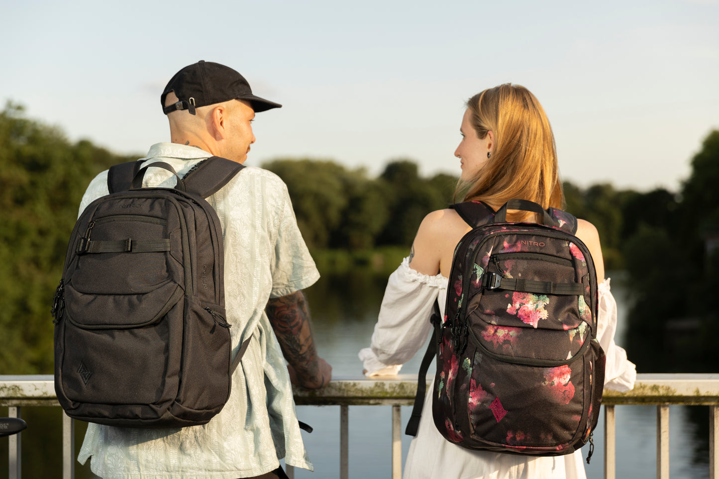 Nitro Future Hero 37 Liter Rucksack BLACK ROSE (Blumen) Daypack mit 17 Zoll Laptopfach