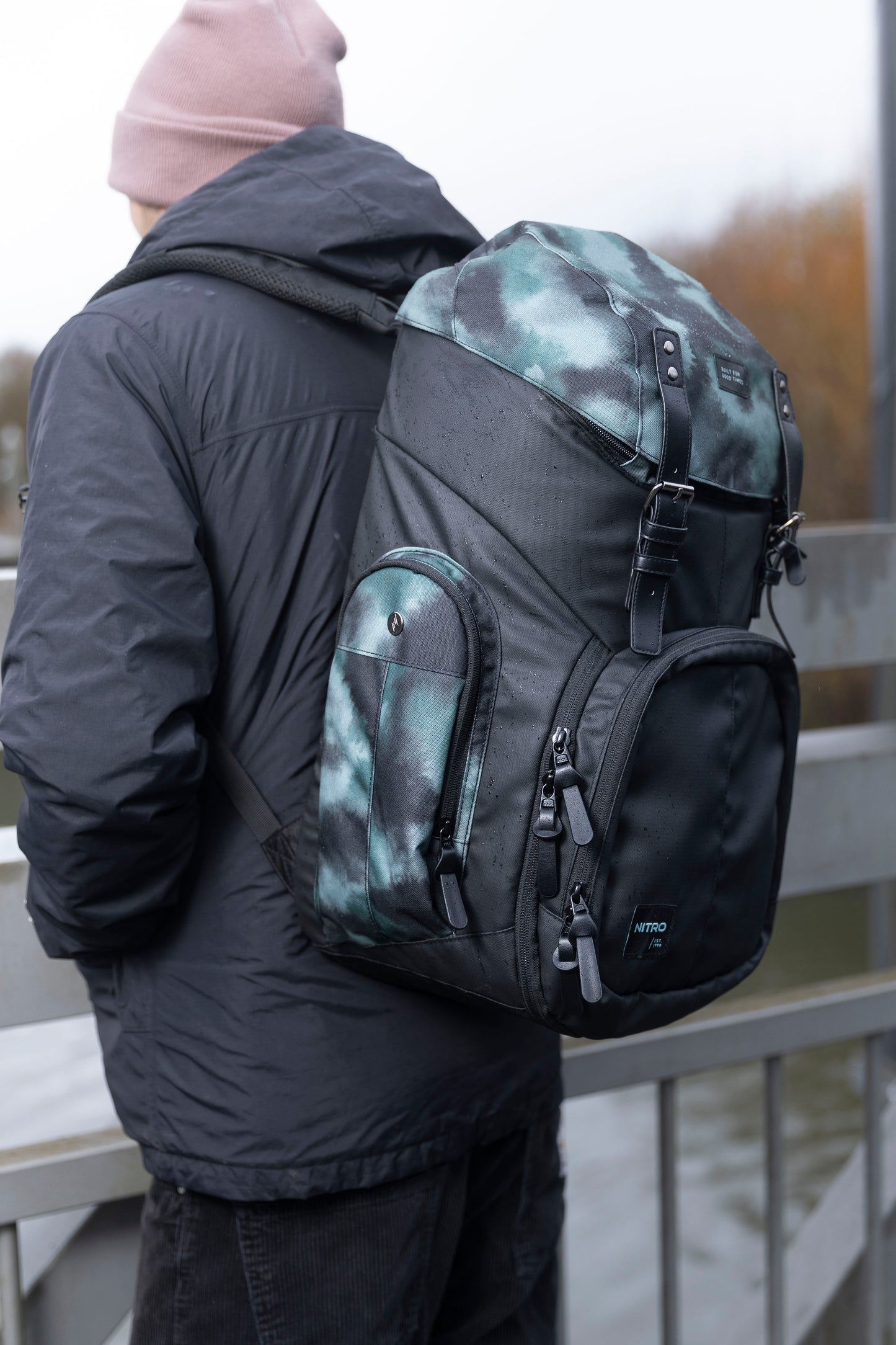 Nitro Weekender 42L Rucksack mit 17 Zoll Laptopfach Grateful Pink