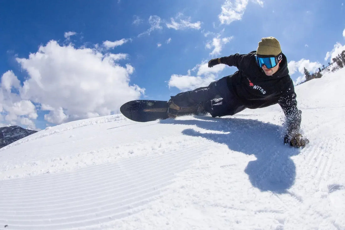 Snowboarderin beim Carven im Schnee – Wintervorfreude mit Nitro