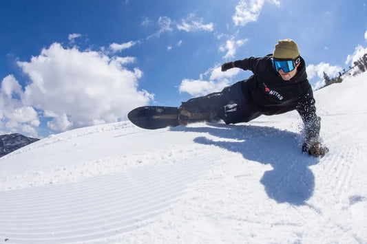 Snowboarderin beim Carven im Schnee – Wintervorfreude mit Nitro