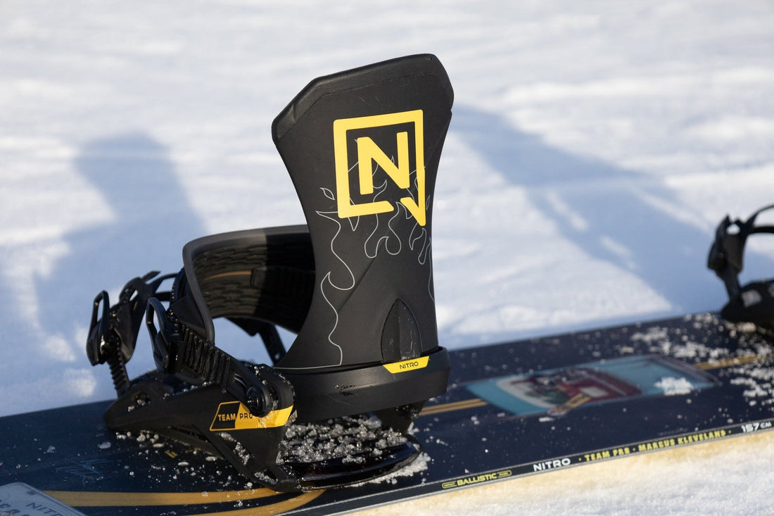 Nitro Snowboard mit Team-Pro-Bindung im Schnee – Originalfoto von Nitro