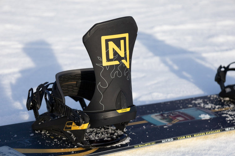Nitro Snowboard mit Team-Pro-Bindung im Schnee – Originalfoto von Nitro