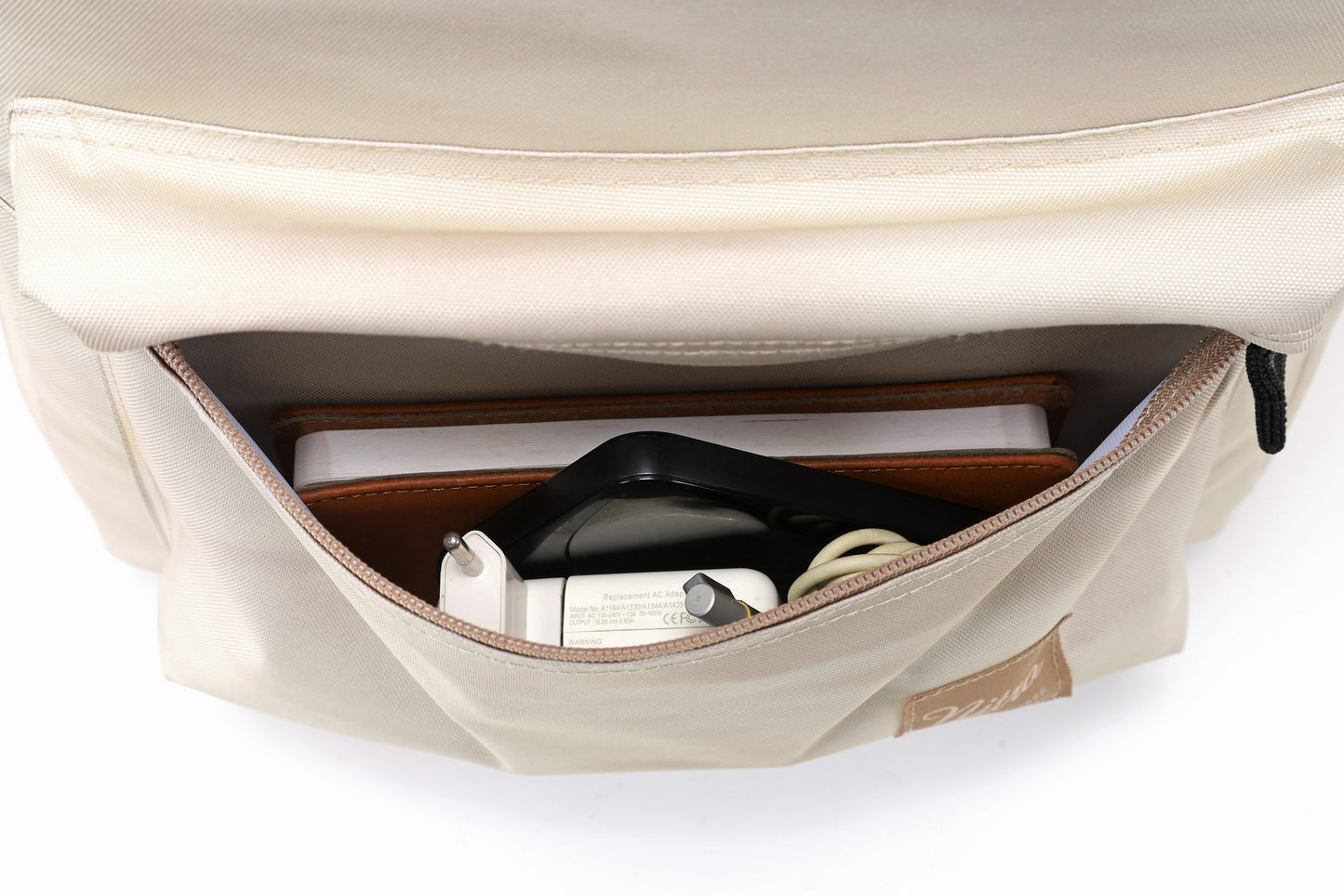Nitro Urban Plus 28L Rucksack mit 15 Zoll Laptopfach Farbe Dune