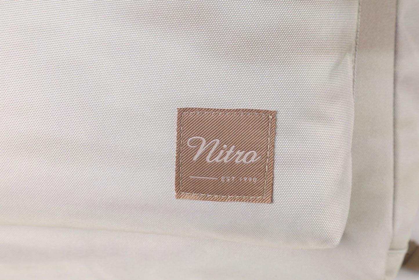Nitro Urban Plus 28L Rucksack mit 15 Zoll Laptopfach Farbe Dune