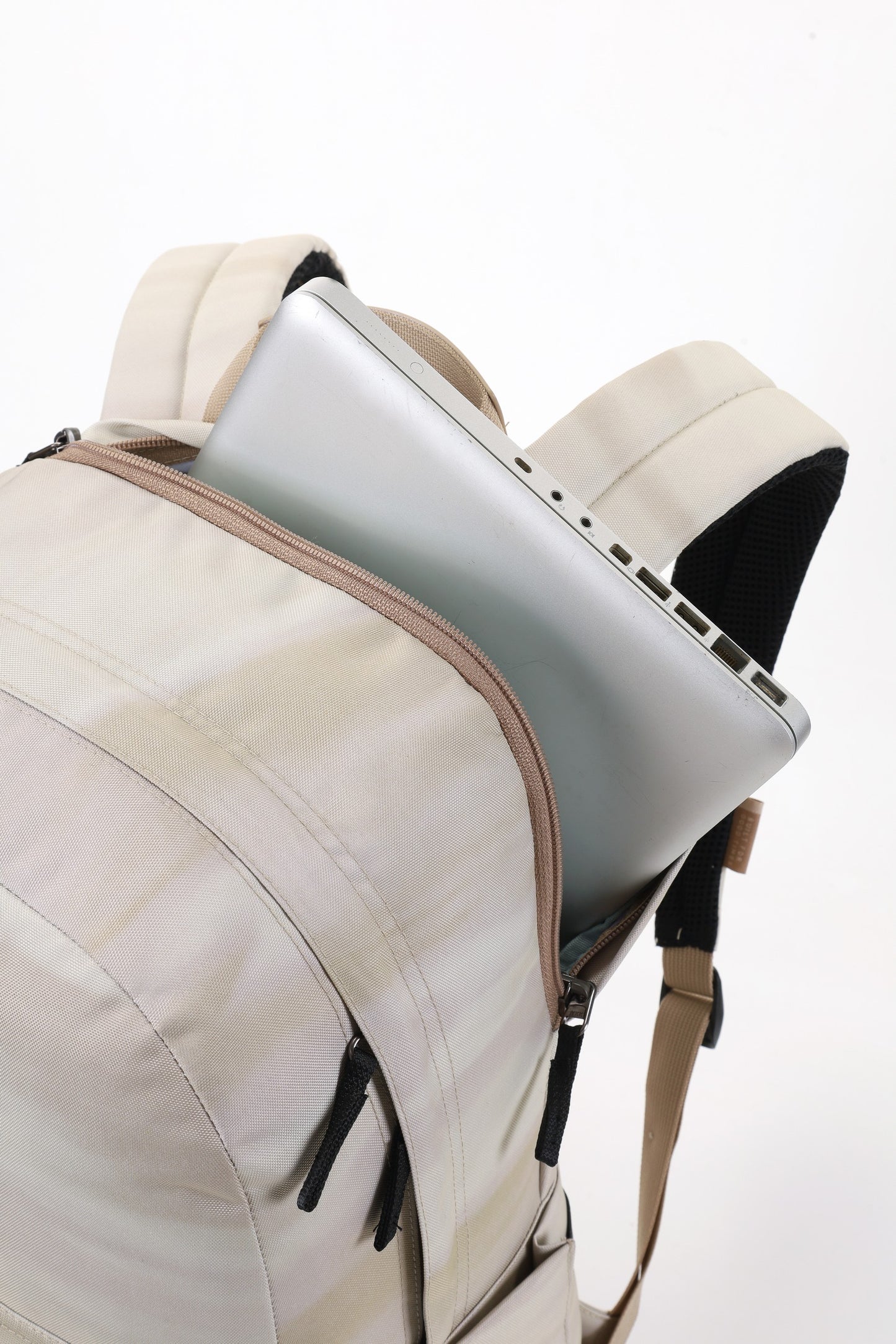 Nitro Urban Plus 28L Rucksack mit 15 Zoll Laptopfach Farbe Dune
