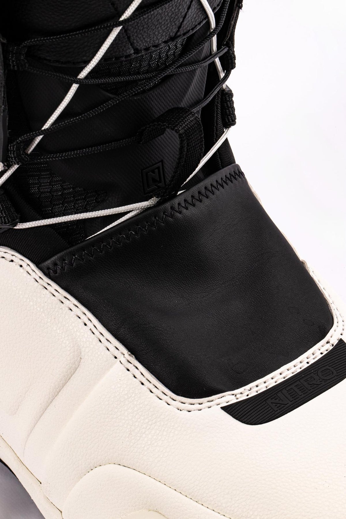 Nitro Team Step On TLS Men Snowboard Boots 2027 – White-Black – Detailansicht