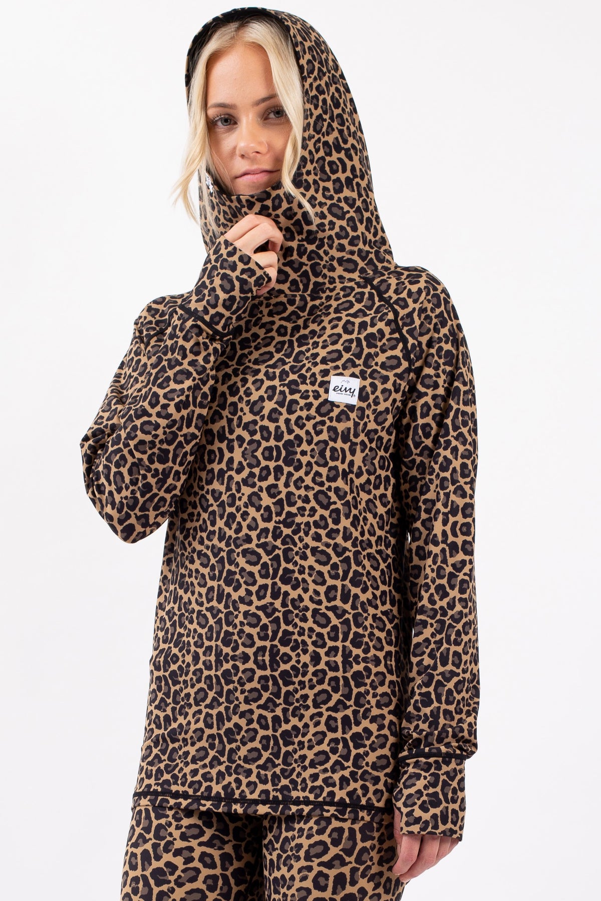 Eivy Icecold Hood Top Leopard – getragen mit Kapuze