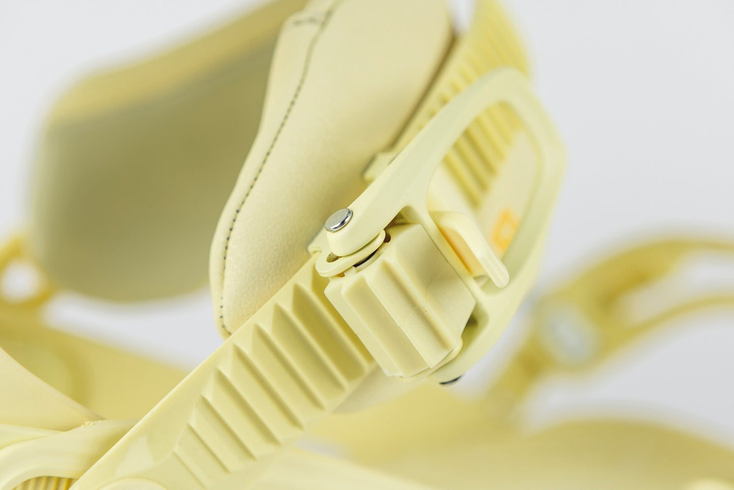 Nitro COSMIC Damen Snowboard Bindung LIGHT LEMON 2026 All-Mountain