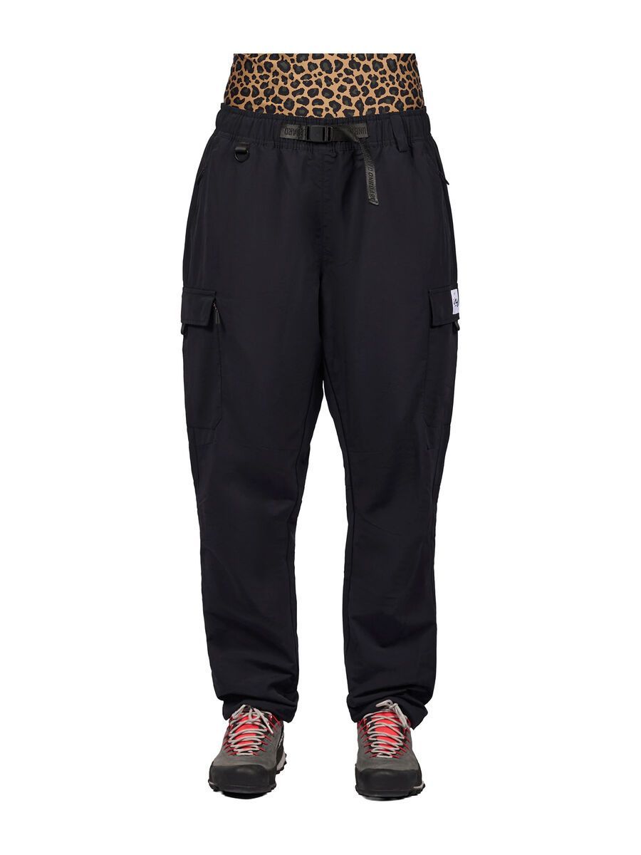 Schwarze Eivy Fitted Outdoorhose mit Cargo-Taschen, integriertem Gürtel und auffälligem Leopardenmuster am Bund.
