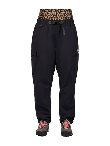 Schwarze Eivy Fitted Outdoorhose mit Cargo-Taschen, integriertem Gürtel und auffälligem Leopardenmuster am Bund.