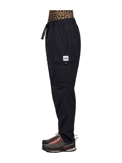 Schwarze Eivy Fitted Outdoorhose in Seitenansicht mit Cargotasche, Logo-Patch und integriertem Gürtel.