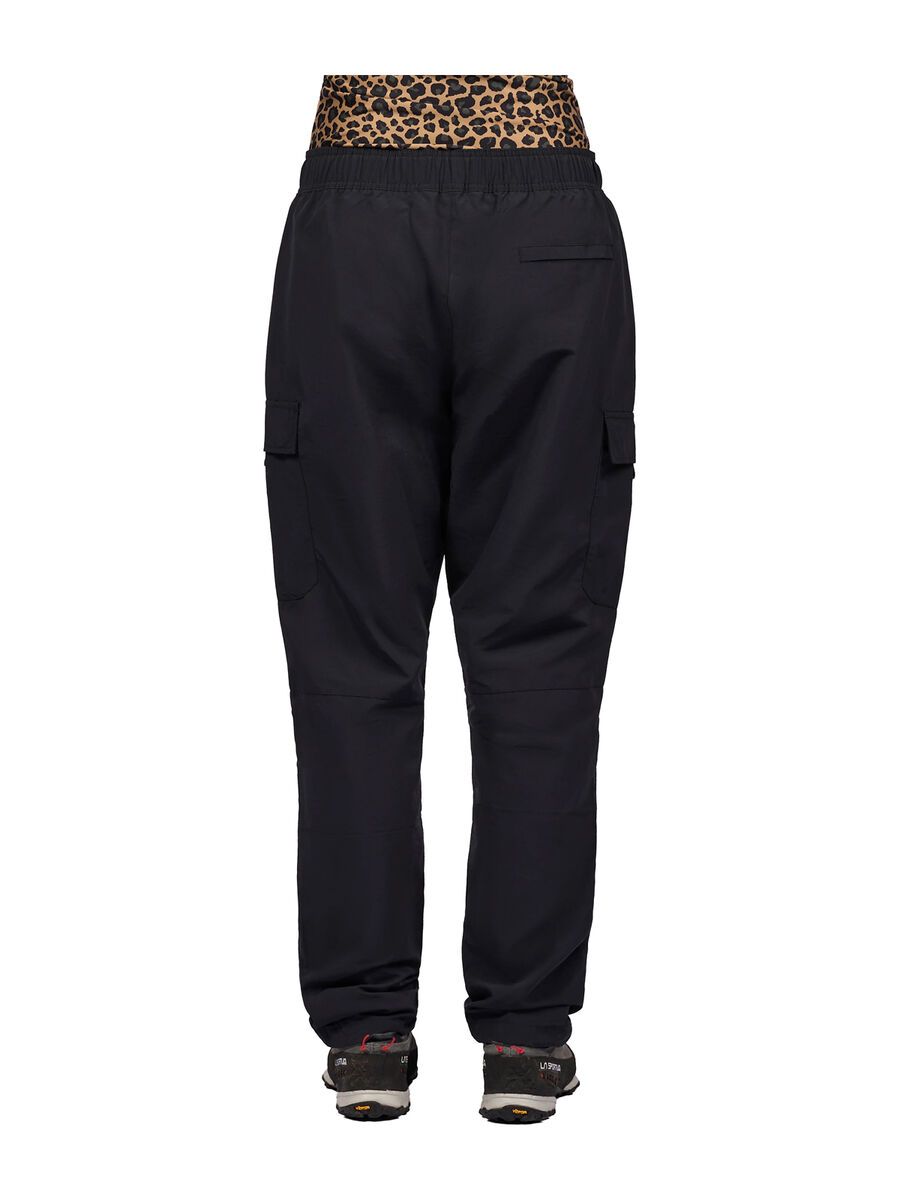 Rückansicht der schwarzen Eivy Fitted Outdoorhose mit elastischem Leopardenmuster-Bund und seitlichen Beintaschen.