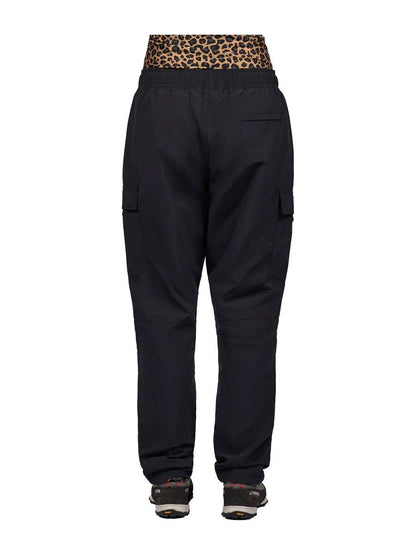 Rückansicht der schwarzen Eivy Fitted Outdoorhose mit elastischem Leopardenmuster-Bund und seitlichen Beintaschen.