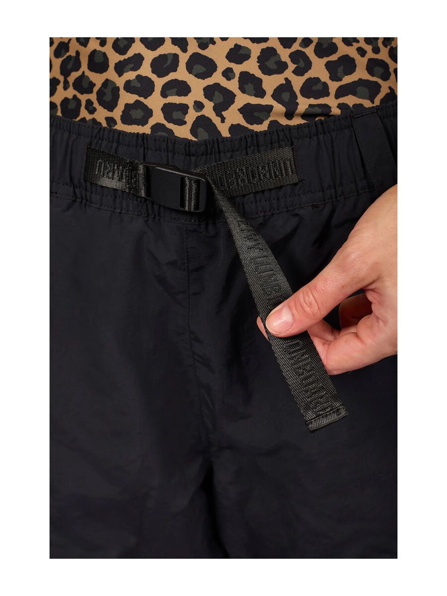 Schwarze Eivy Outdoorhose mit verstellbarem Gurtband und Logo-Detail am Bund.