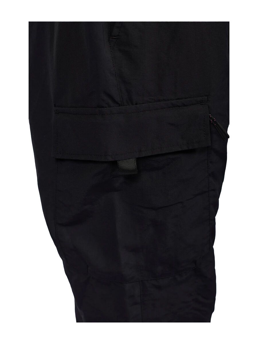 Detailansicht der schwarzen Eivy Fitted Outdoor-Hose mit aufgesetzter Beintasche und Reißverschluss.