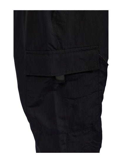 Detailansicht der schwarzen Eivy Fitted Outdoor-Hose mit aufgesetzter Beintasche und Reißverschluss.