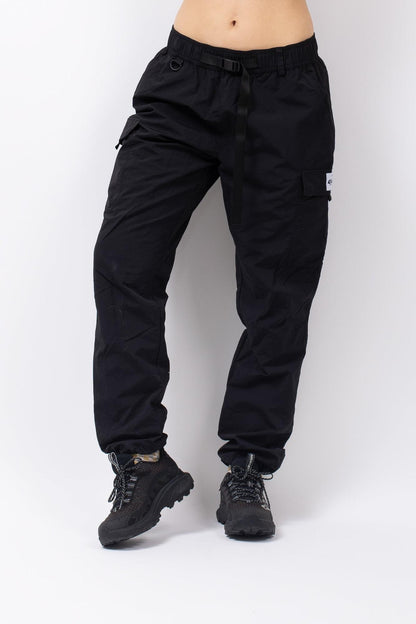 Schwarze Eivy Fitted Outdoorhose mit integriertem Gürtel, Cargotaschen und Logo-Patch an der Seite.