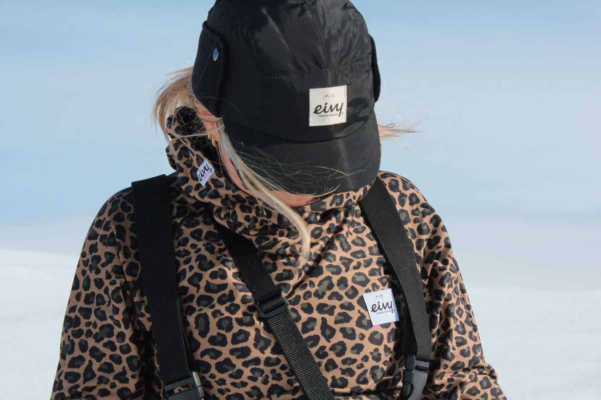 Eivy Icecold Hood Top Leopard und Light Mountain Cap Black – Outdoor-Modellfoto