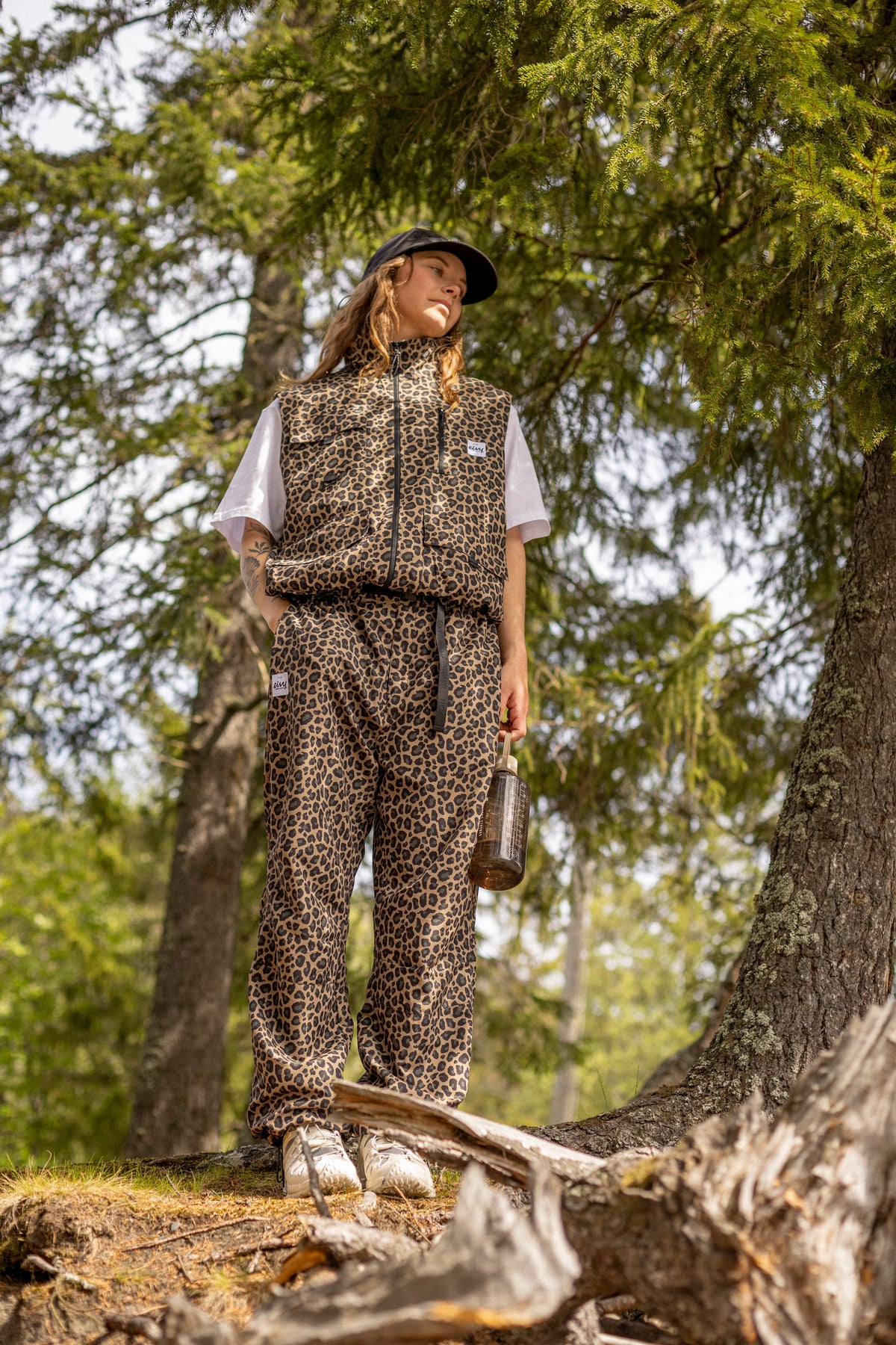 Eivy Windbreaker Utility Vest Leopard – Outdoor-Aufnahme im passenden Set
