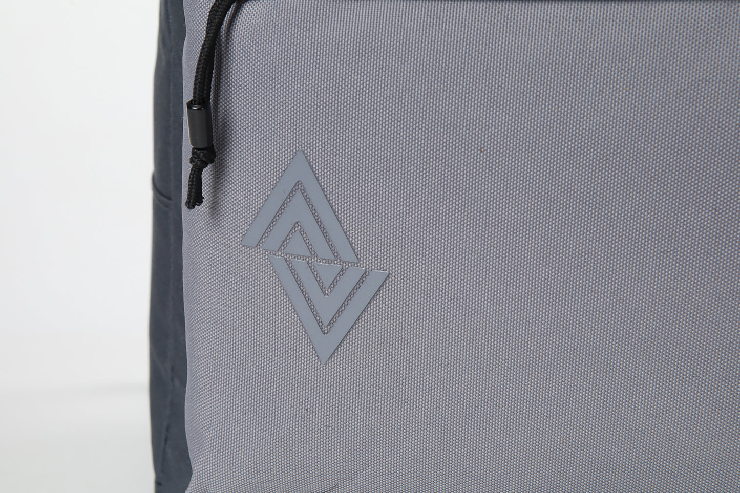 Nitro Urban Plus 28L Rucksack mit 15 Zoll Laptopfach GRAPHITE