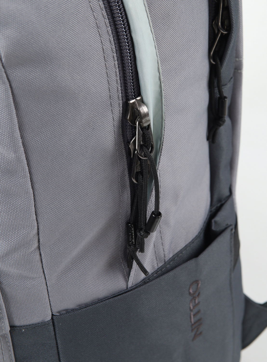 Nitro Urban Plus 28L Rucksack mit 15 Zoll Laptopfach GRAPHITE