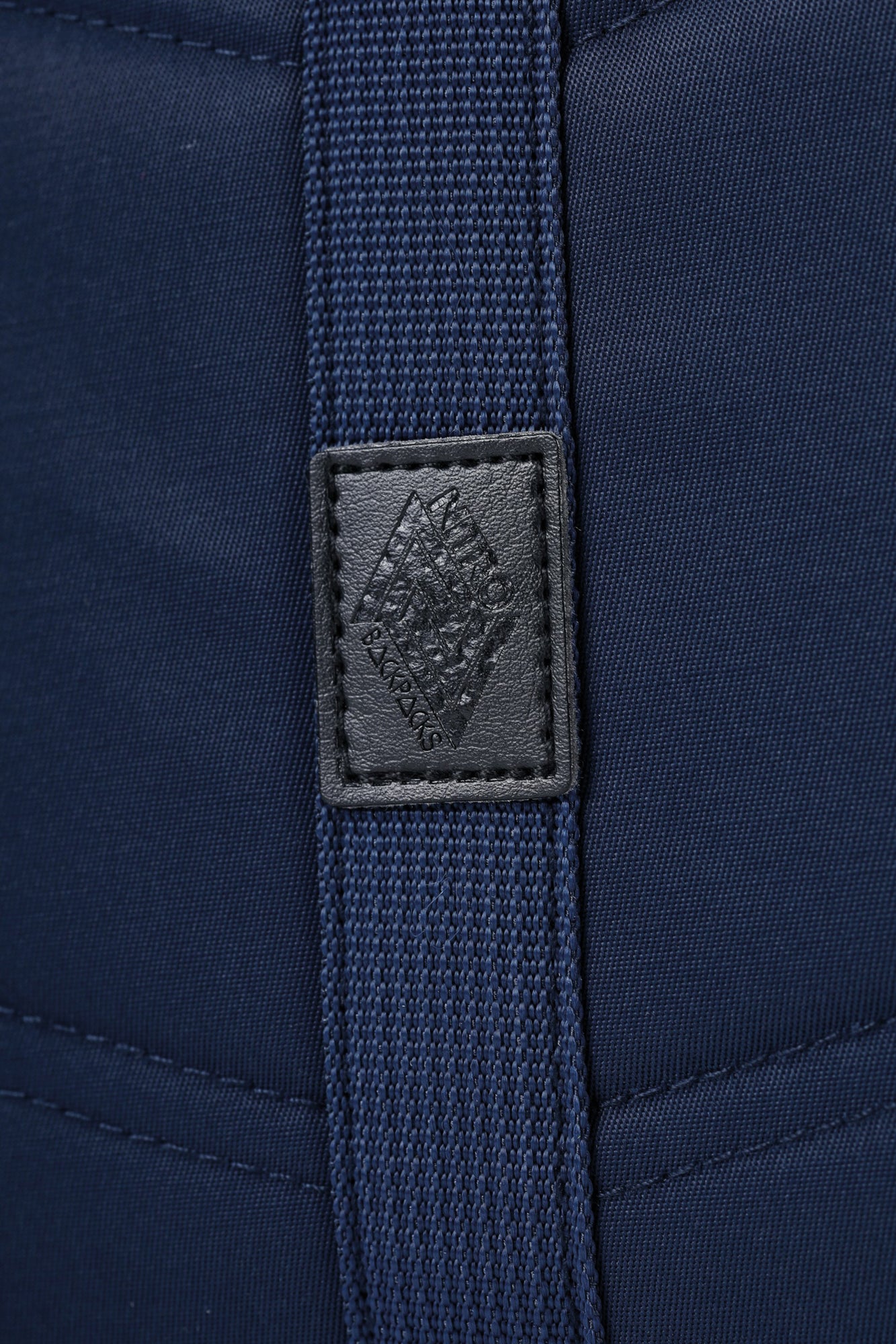 Nitro Urban Plus 28L Rucksack mit 15 Zoll Laptopfach Nightsky