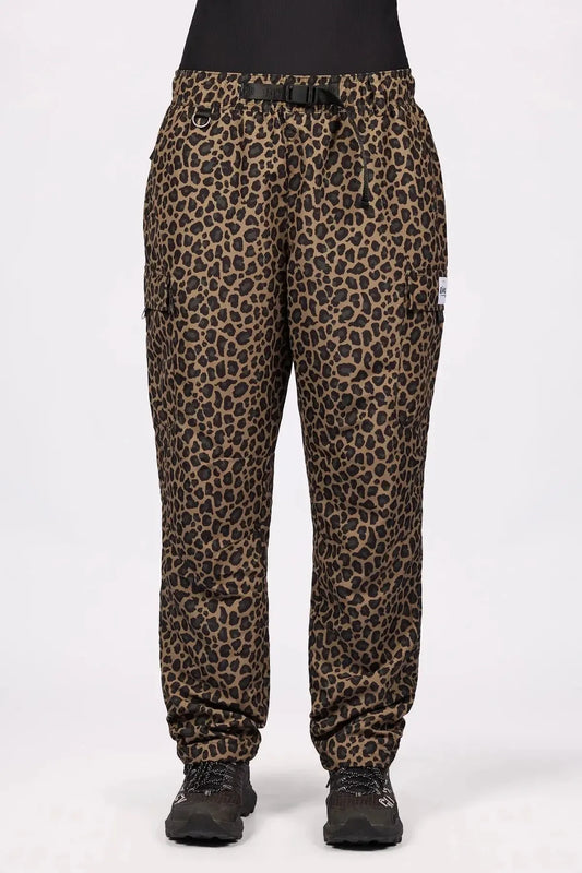 Eivy Outdoorhose mit Leopardenmuster, elastischem Bund, integriertem Gürtel und seitlichen Cargotaschen.