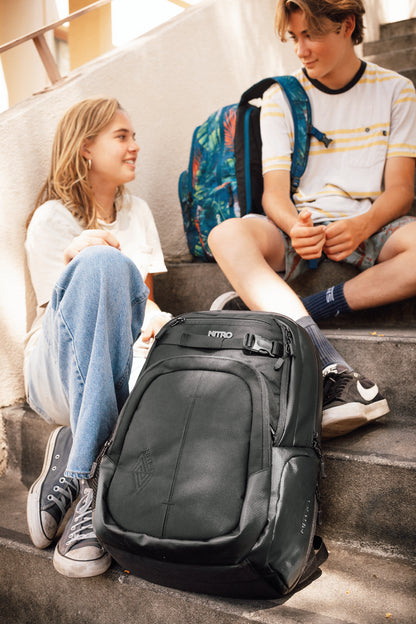 Nitro Complete School Set PLUS Chase Tough Black – 5-teilig inkl. Pencil Case XL, Sportsack, Rain Cover & Reflektor