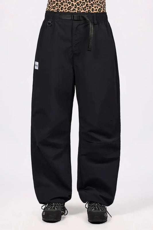 Schwarze Eivy Outdoorhose im Oversized-Schnitt mit integriertem Gürtel, elastischem Bund und weißem Logo-Patch.