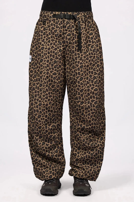 Eivy Oversized Outdoorhose mit Leopardenmuster, elastischem Bund und integriertem schwarzen Gürtel.