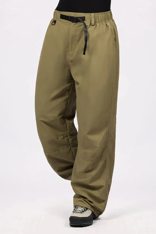 Olivefarbene, weit geschnittene Eivy Outdoorhose mit elastischem Bund, integriertem schwarzen Gürtel und glattem Material.